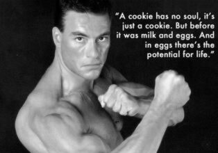 La citation de Jean-Claude Van Damme sur les cacahuètes et son message unique