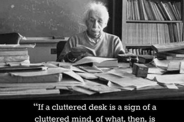 La citation d'Einstein sur le bureau vide et son impact sur la créativité et la productivité