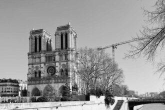 Résumé de Notre-Dame de Paris de Victor Hugo : Amour et tragédie au cœur d'une fresque gothique