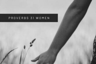 Texte biblique sur la femme vertueuse : valeur, sagesse et inspiration intemporelle