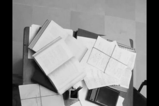 La citation d'Einstein sur le bureau encombré et l'inspiration du désordre